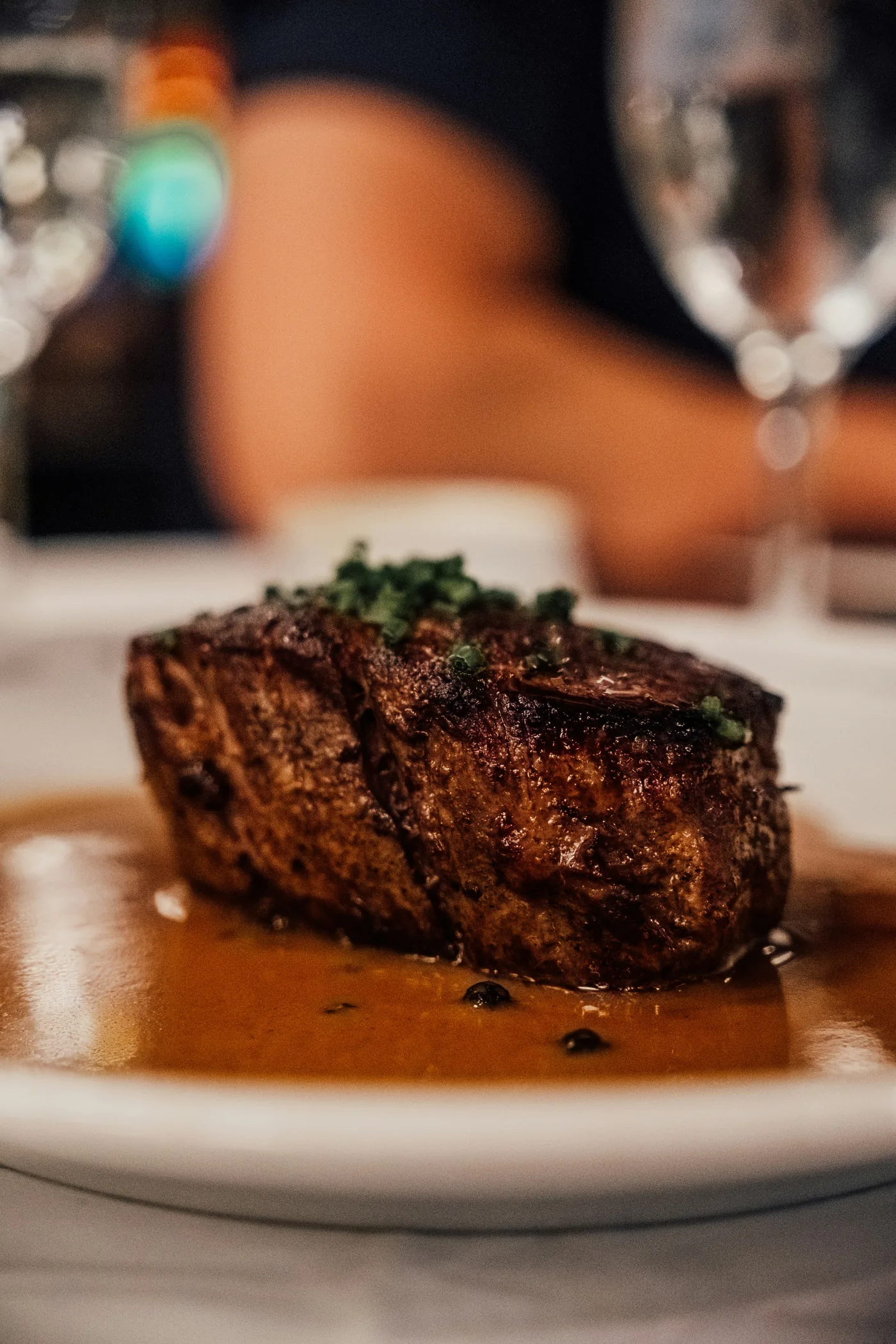 Pièce de bœuf servie avec une sauce