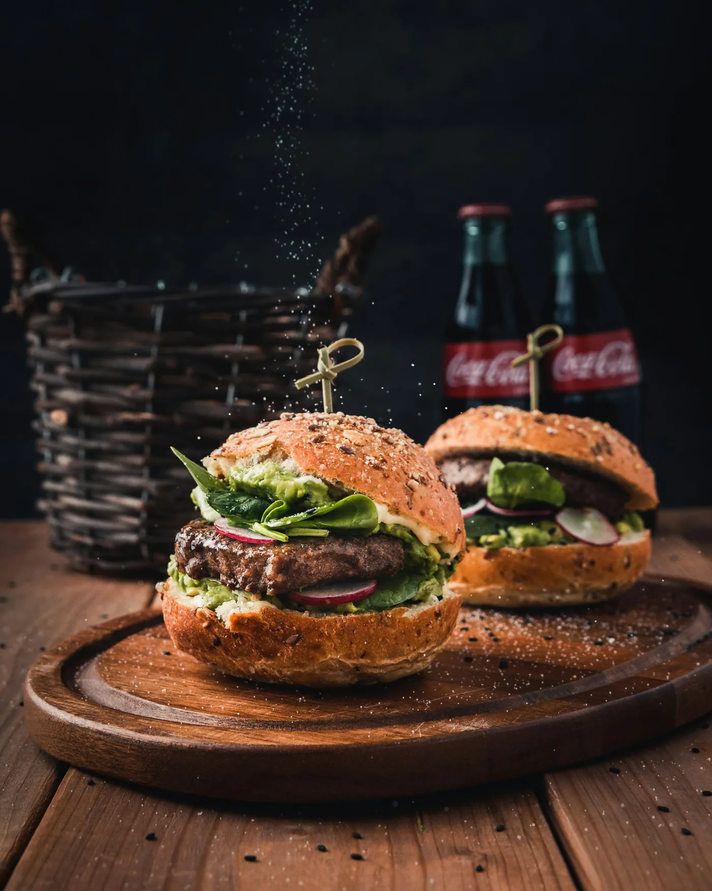 Burger maison servi dans une ambiance de bistrot